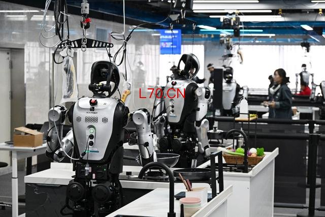 3月23日，在青岛市人形机器人数据采集训练场，工作人员对人形机器人进行训练和数据采集。新华社 图