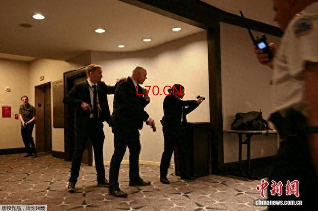 图为事件发生后特勤人员在现场搜索。