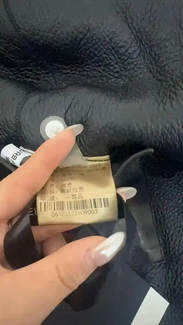 长沙女子3000多元买“进口皮草”遭朋友吐槽“不是拉贡”，店铺不展示厂家吊牌，双方一度争执惊动警方，多方回应