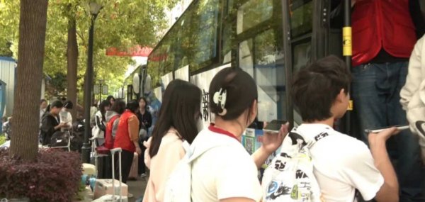 新洲“定制公交顺风车”累计护送学生超57万人次