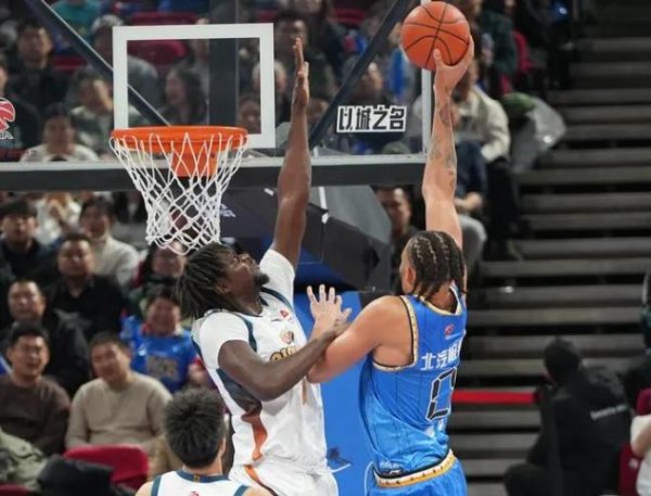 CBA生涯首秀！麦基12中5得12分6板3助 连续“举火烧天”引关注 适应阶段需磨合