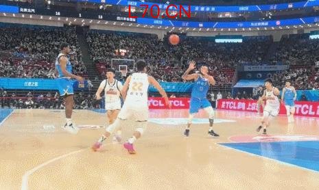 CBA生涯首秀!麦基12中5得12分6板3助 连续“举火烧天”引关注 适应阶段需磨合