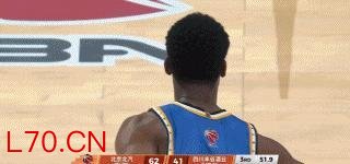 CBA生涯首秀!麦基12中5得12分6板3助 连续“举火烧天”引关注 适应阶段需磨合