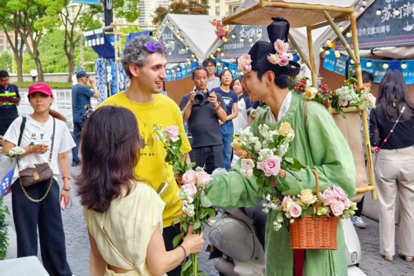 这里比德国啤酒节还热闹！深夜10时仍排着队，境外游客点赞“精彩夜上海”