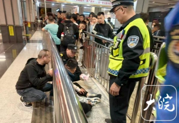 旅客突发疾病，六安火车站上演生死救援