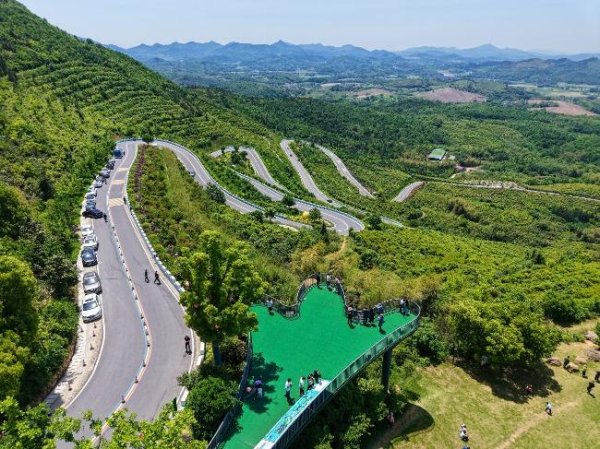 庐江双顶山“六道弯”引八方来客