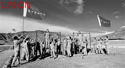 一连、二连官兵比拼场景。 刘建摄