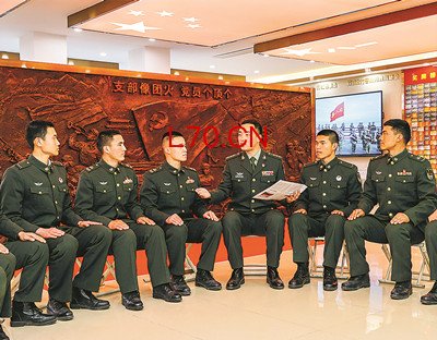 党日活动中，“红八连”组织党员骨干在荣誉室讨论交流（资料照片）。曹　鹏摄